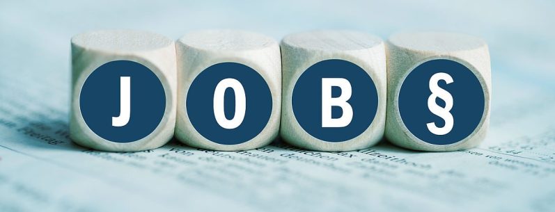 Buchstabenwürfel mit dem Wort "JOBS" und einem Paragraphenzeichen. LISCHKA SECURITY UG